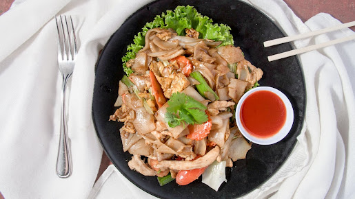 Authentic Thai Cuisine & Fresh Sushi Bar in Kenwood, Cincinnati - Image 4
